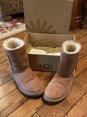 UGG Australia Classic Short Chestnut Sheepskin Boots Size 7